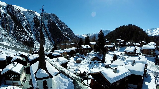 鸟瞰图的积雪覆盖的村庄。冬天的季节。旅游视频素材