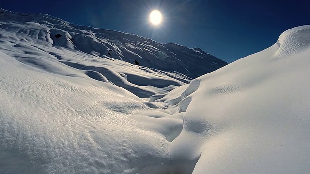 鸟瞰图的雪山景观视频素材