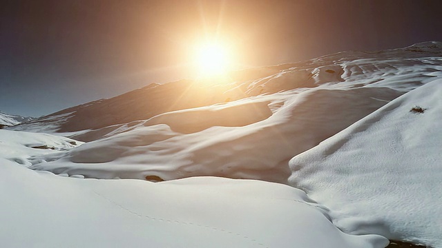 飞越雪山全景。冬季景观鸟瞰图视频素材