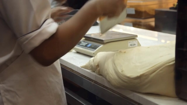 厨师在厨房准备面包视频素材