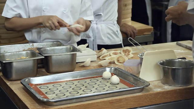 中国厨师在厨房工作视频素材