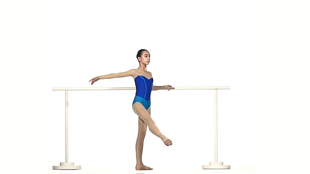 芭蕾舞者孤立在白色背景上。慢动作视频素材
