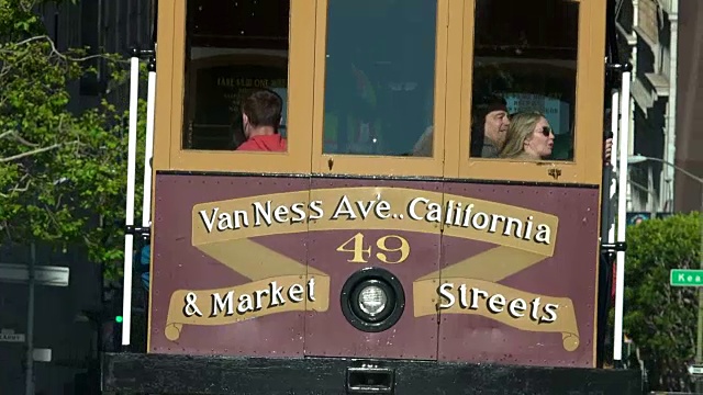 在加州旧金山的加州大街上乘坐缆车的乘客视频素材