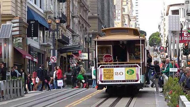 加利福尼亚州旧金山Powell-Hyde线缆车上的乘客视频素材