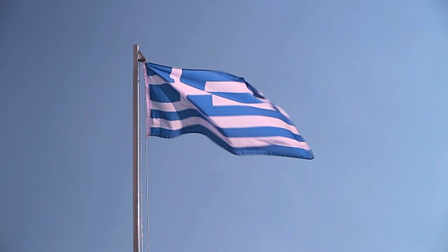 蓝天前的希腊国旗视频素材