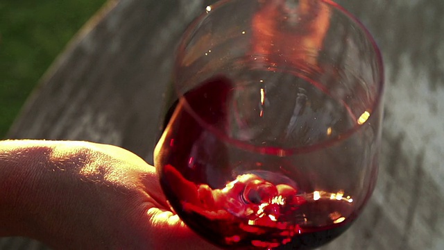 红酒在酒杯中旋转的慢动作视频素材