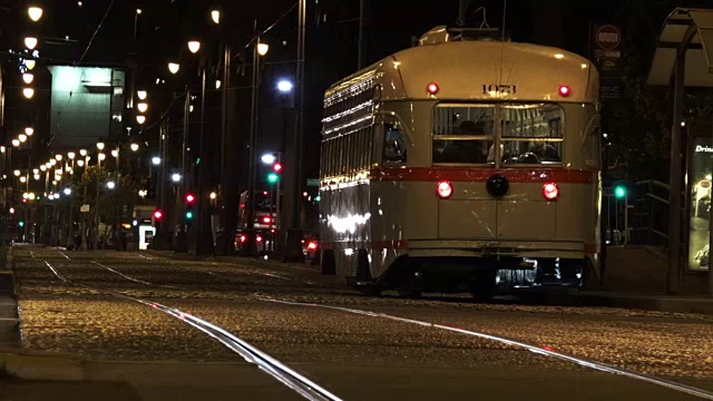 PCC在旧金山市中心的夜间有轨电车交通视频素材