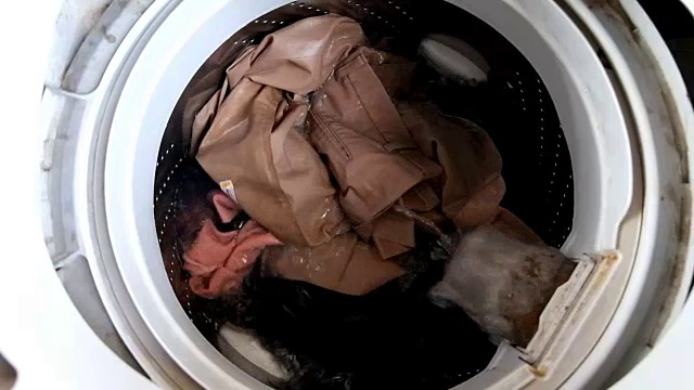 俯视图洗衣机洗衣服视频素材