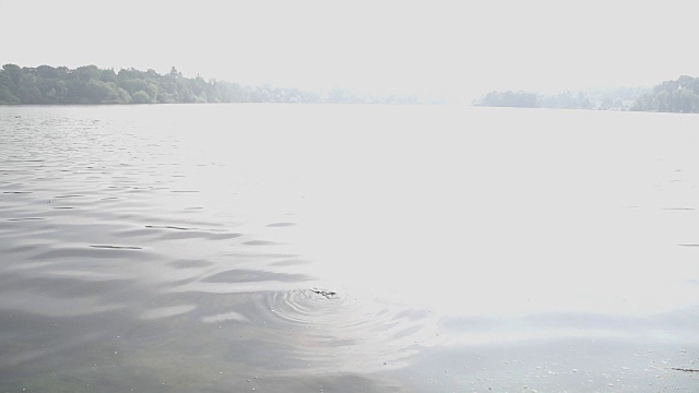 美丽湖上的晨雾视频下载