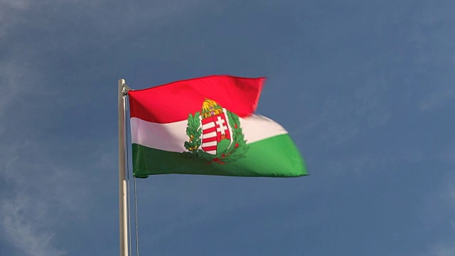 蓝天前的匈牙利国旗视频素材