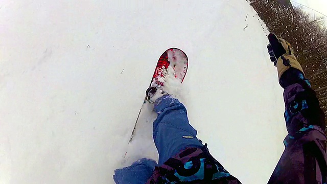 第一人称视角:滑雪板在滑雪坡POV视频素材