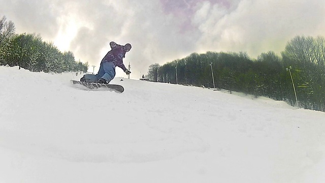 滑雪板向摄像机喷洒雪视频素材