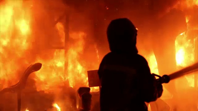 消防队员扑灭火灾视频下载