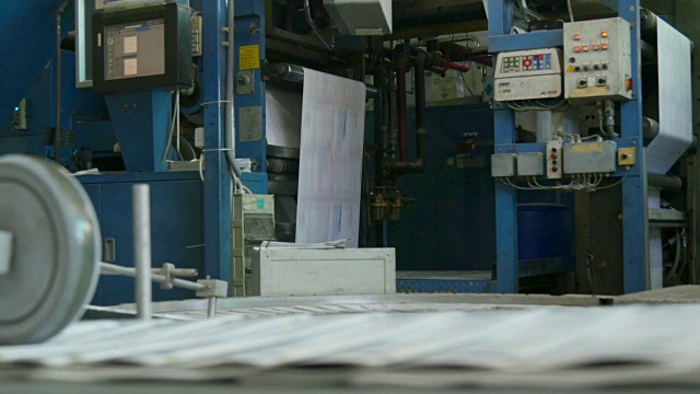 书籍在印刷厂的装配线上流动视频下载