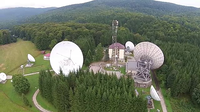 山上设有大型卫星天线阵和通信塔，用于信号广播、鸟瞰的电子设备视频素材