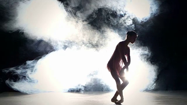 年轻的女芭蕾舞演员在演播室抽烟视频素材