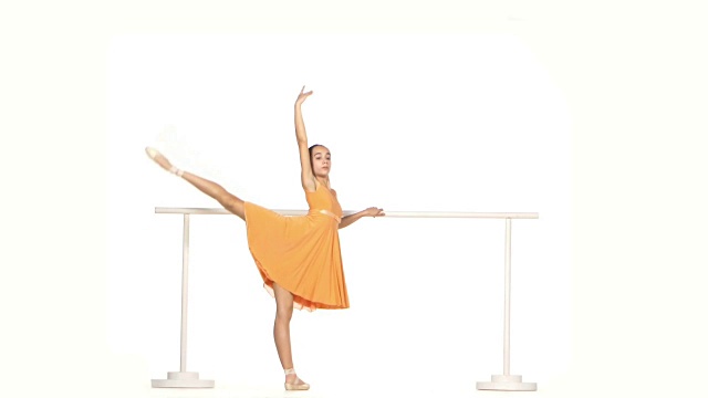 穿着黄色连衣裙的芭蕾舞者在舞池里视频素材