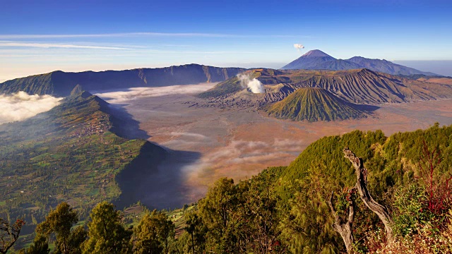 印度尼西亚，东爪哇，日出时的布罗莫火山视频素材