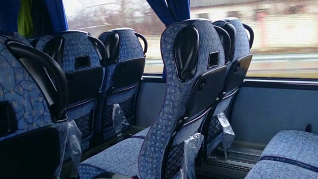 一辆廉价巴士上的空座位，乘坐经济舱视频下载