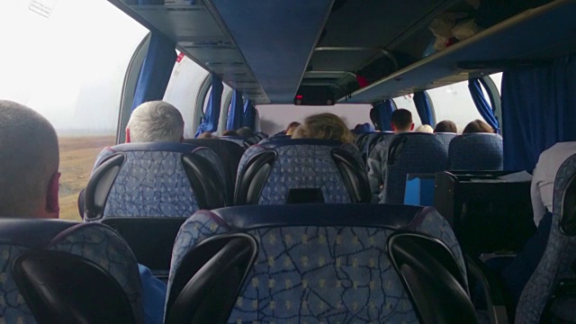 旅游巴士上挤满了乘客。人们在穷游，视频下载