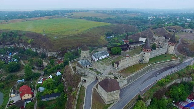 航拍:乌克兰Kamenetz-Podolskiy的古城堡。视频下载