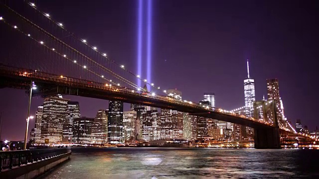 布鲁克林大桥夜间灯光塔从纽约市4k时间过去视频素材