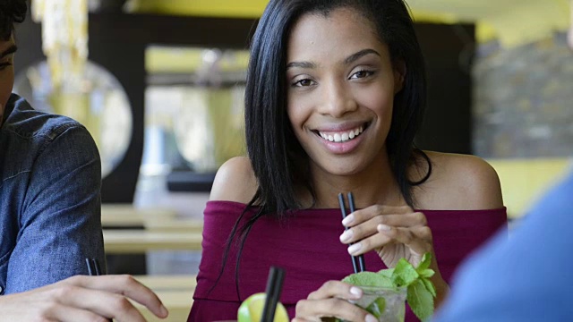 微笑的年轻女子在餐厅吃饭视频素材