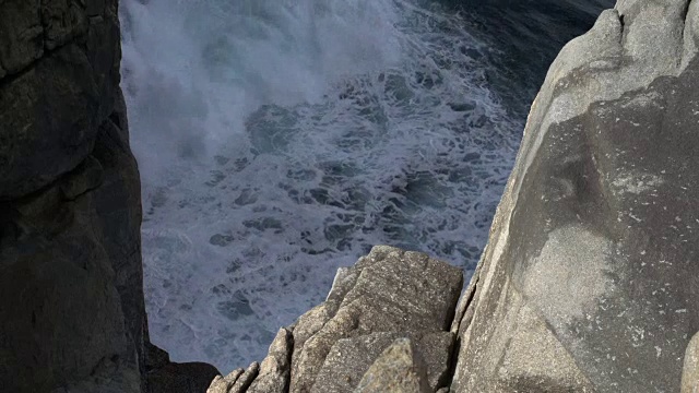 水流溅起奥尔巴尼峡谷的岩石，视频下载