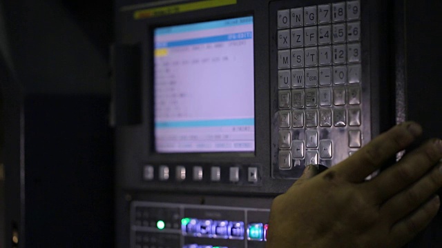 控制工业机器的控制台。操作员为金属加工机器的自动化系统编写了第一个程序视频下载