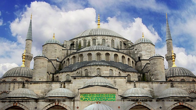 伊斯坦布尔的蓝色清真寺和云朵。时间流逝视频素材