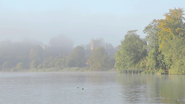 通过清晨的薄雾在一个美丽的湖视频下载