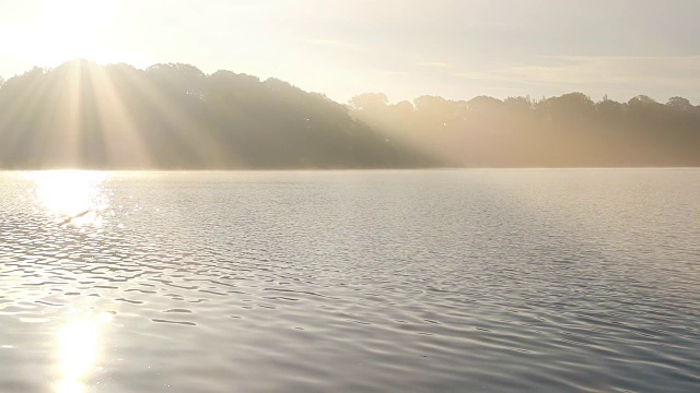 美丽的湖上晨雾上的阳光视频下载