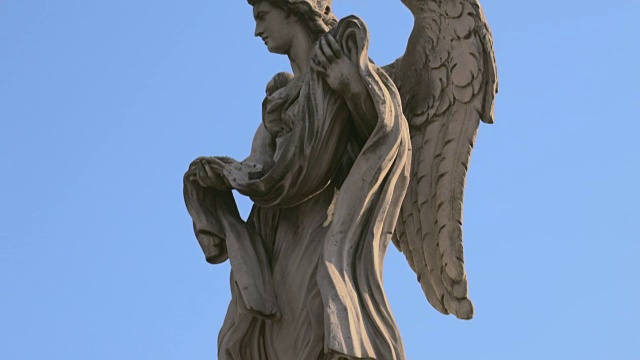 意大利罗马圣安杰洛桥上的天使雕像，视频素材