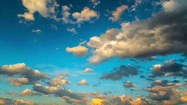 蓝天中的云朵，延时视频素材