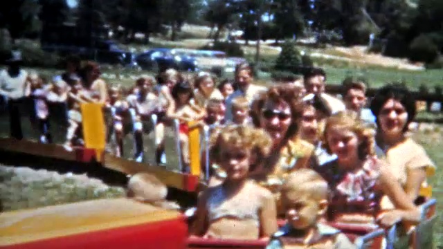 1951年，科罗拉多州丹佛市:一家人乘坐伊里奇花园的经典火车之旅视频下载