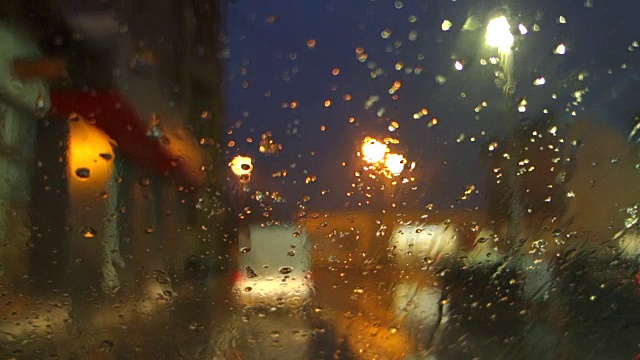 汽车雨刷在夜间工作视频素材