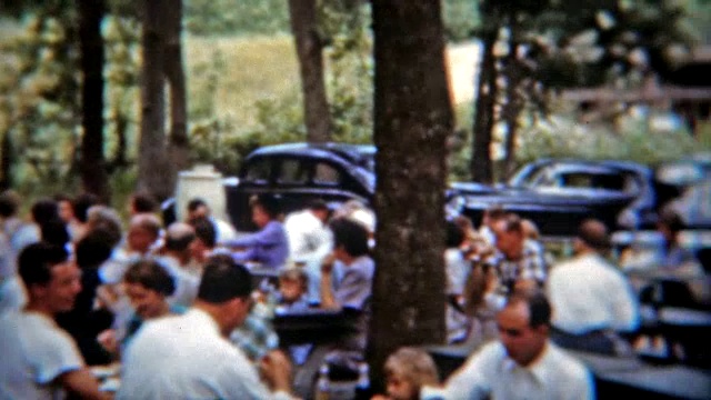 1975年，马里兰州，巴尔的摩:周日夏季社区城镇野餐便当。视频下载