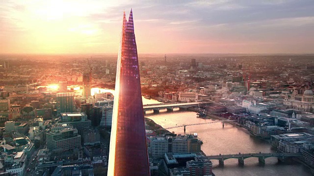 日落时分的伦敦城、泰晤士河和碎片大厦视频素材