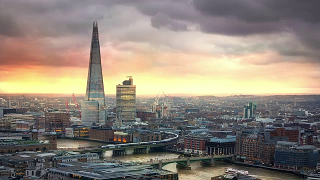 日落时分的伦敦城、泰晤士河和碎片大厦视频素材