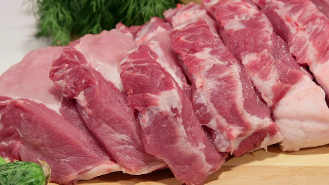 多莉:新鲜的猪肉和蔬菜片视频素材