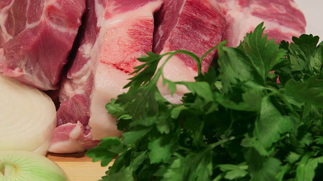 多莉:切好的新鲜猪肉和蔬菜放在砧板上视频素材