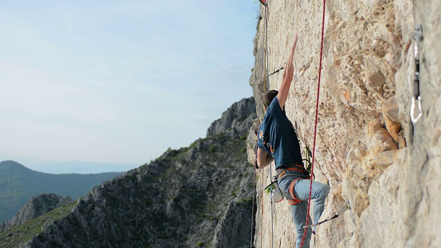 在罗马尼亚的雷米特亚，攀登者在石灰石路线上进行下攀运动视频素材