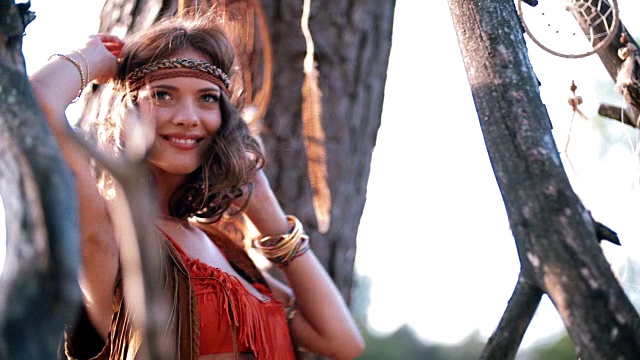 穿着部落服装的波西米亚女孩在午后的阳光下跳舞视频素材