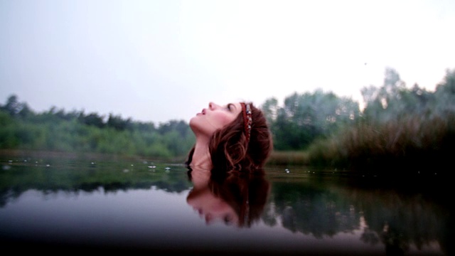 神秘的嬉皮女孩穿着蕾丝在深色的水视频素材