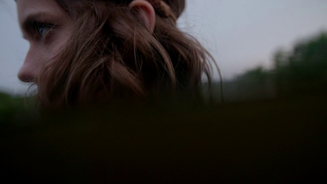 湖中女孩忧郁的照片视频素材