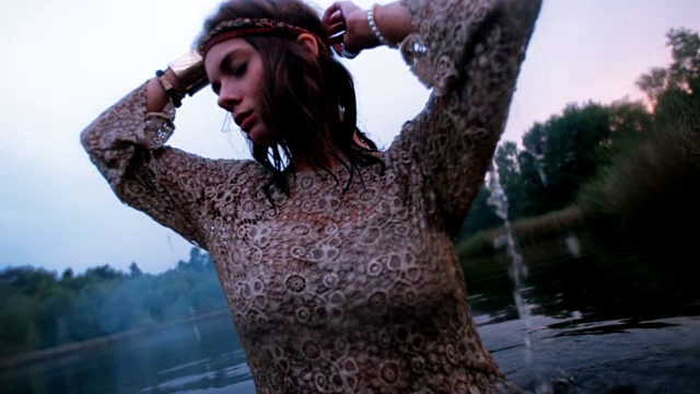 忧郁的女孩站在烟雾缭绕的湖中视频素材