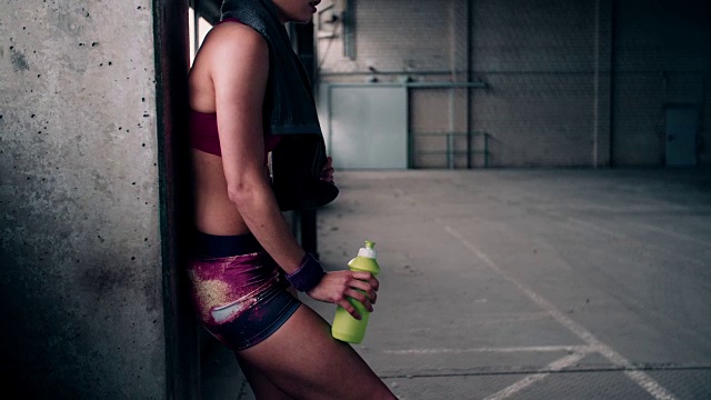 适合女人的水瓶和色彩鲜艳的运动服视频素材