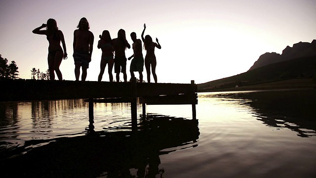 日落时分，湖边码头上的聚会视频素材