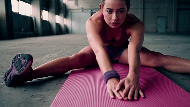 十几岁的女孩做热身伸展运动之前，她的日常锻炼视频素材