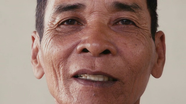 亚洲男人的肖像看着相机，人们的情绪视频素材